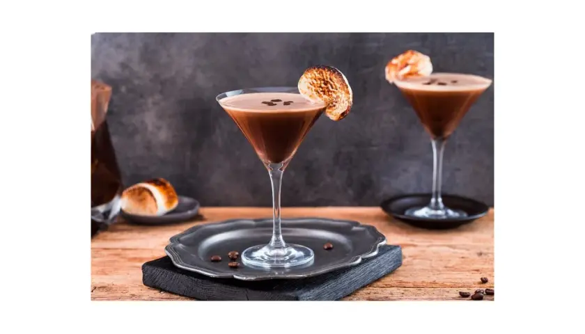 Elegancki coffee martini z pianką i palonym marshmallow. Idealny na deser.