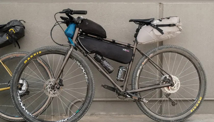 Bicicleta de montaña lista para una aventura de bikepacking, equipada con alforjas y bolsas de cuadro.