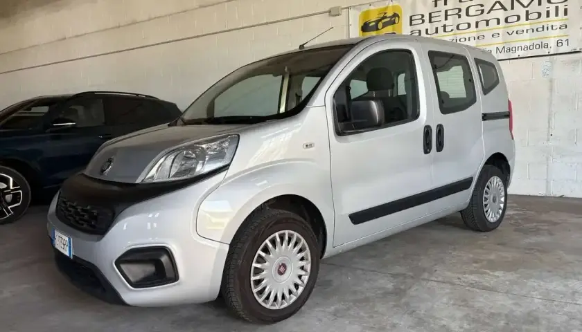 Fiat Qubo benzina, un veicolo versatile e spazioso, parcheggiato in un concessionario.