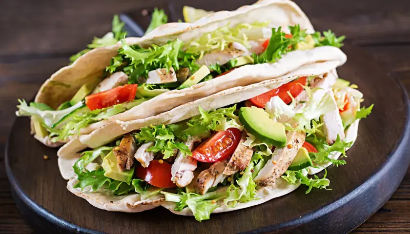 Dwa pyszne wrapy z kurczakiem, awokado, pomidorami i sałatą. Idealny kebab czy kebap na szybki lunch.