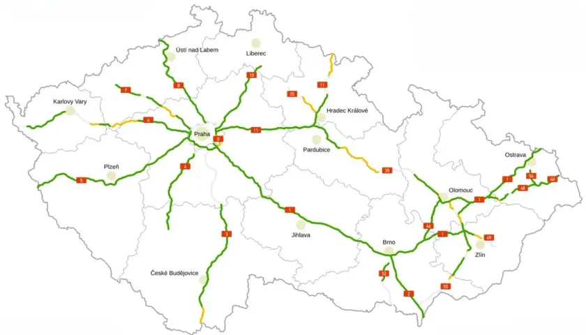 Mapa Czech z zaznaczonymi drogami. Zielone linie to drogi płatne, żółte to drogi ekspresowe. Kluczowe miasta: Praga, Brno, Ostrava.