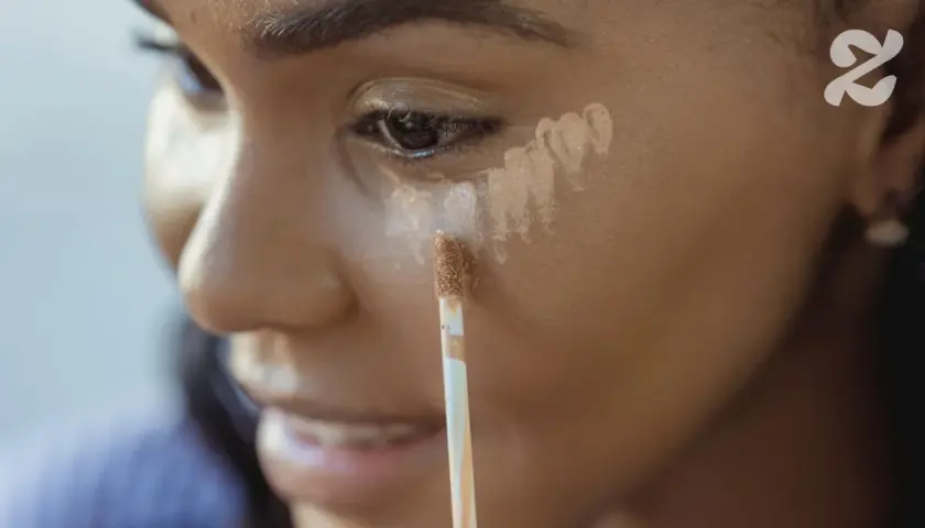 Application d'anti-cerne sous l'œil, avant ou après fond de teint, pour un regard lumineux.