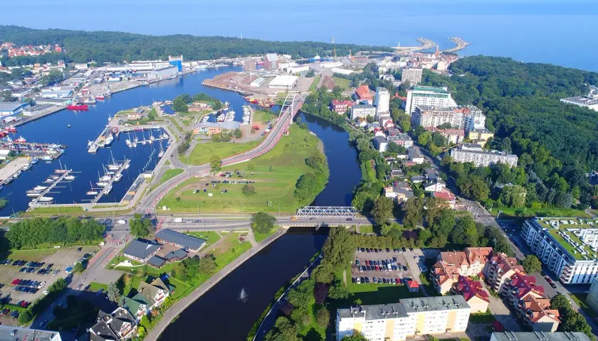 Widok na port jachtowy i rzekę w Kołobrzegu. Warto zobaczyć to miasto, jego nabrzeże i mosty.
