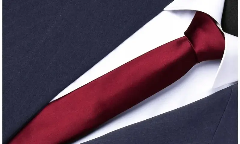 Jaki krawat do bordowego garnituru - kompletny poradnik eleganckich stylizacji