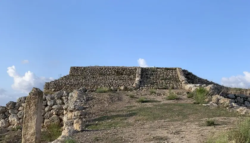 Antica struttura a gradoni in pietra, Monte d'Accoddi, avvolta dalla leggenda.