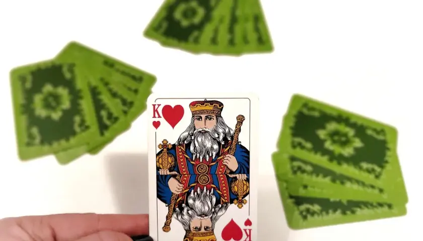 Król kier, a za nim zielone karty. Czy to gra w "dupę biskupa"?