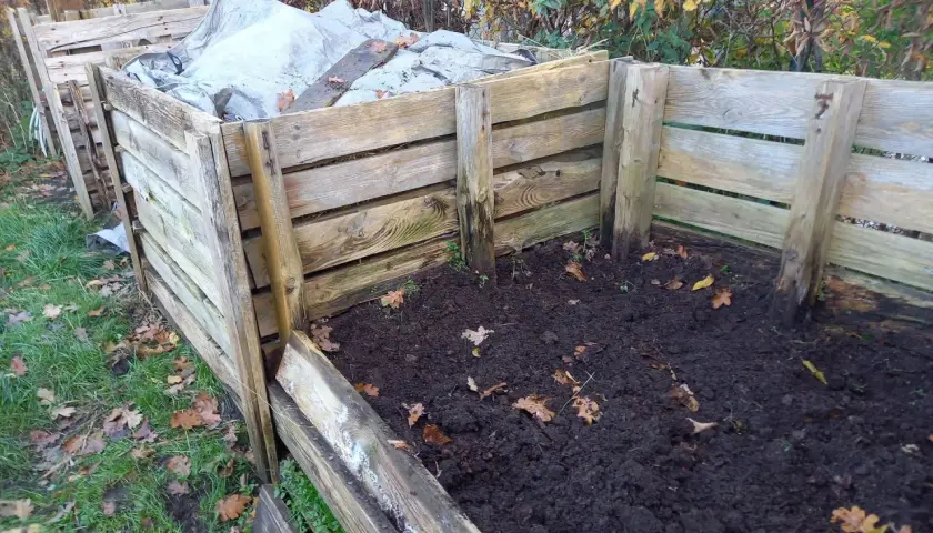 Drewniany kompostownik, do czego służy? Do tworzenia żyznej ziemi z odpadów organicznych, która wzbogaci ogród.