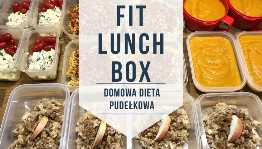 Gotowe posiłki w pojemnikach, idealne na fitness lunch box. Domowa dieta pudełkowa z ryżem, jajecznicą i zupą krem.