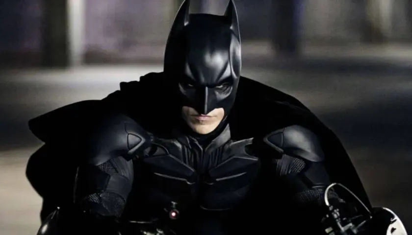 Le célèbre batman acteur, Christian Bale, en costume sombre, prêt à affronter le crime.