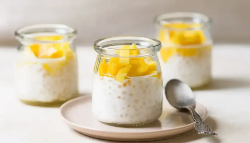 Deser z tapioki z mango w słoiczkach. Pyszne i zdrowe, zastanawiasz się tapioka co to? To małe kuleczki skrobi z manioku.