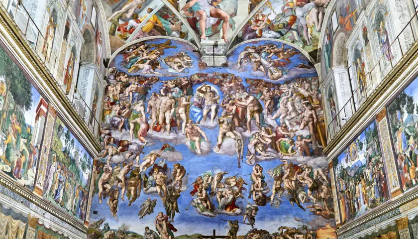Die Decke der Sixtinischen Kapelle zeigt Michelangelos Meisterwerk: eine Fülle von Figuren, die den Himmel bevölkern, darunter die Erschaffung Adams und das Jüngste Gericht.