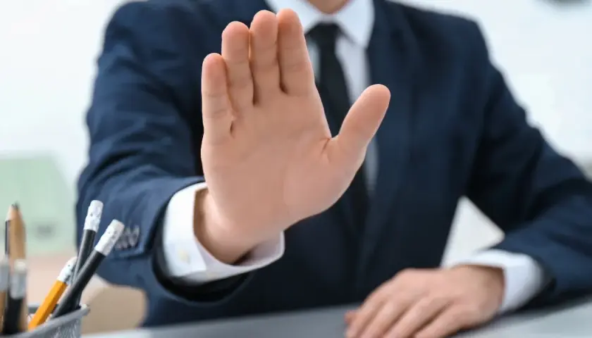 Jak grzecznie odmówić zaproszenia na kawę i nie stracić przyjaźni