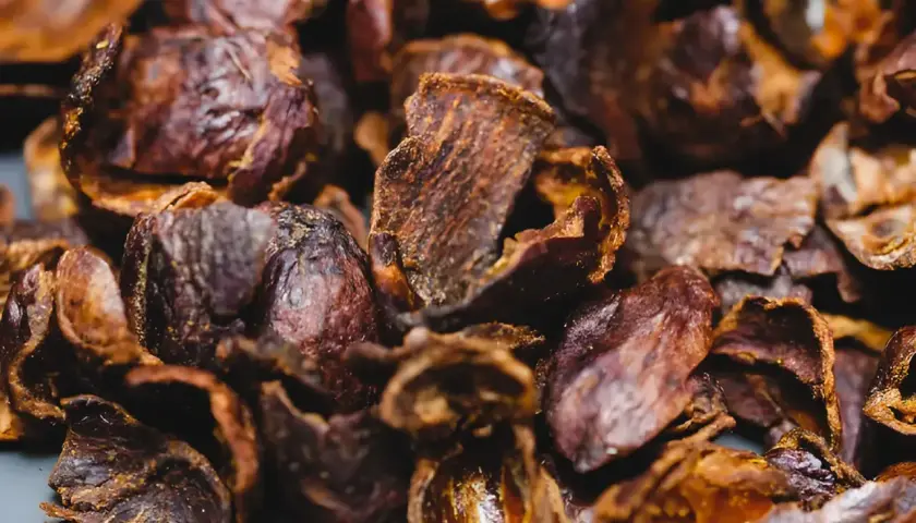 Suszone łupiny kawy, czyli cascara. To naturalny napój z owoców kawowca, o słodko-kwaśnym smaku.