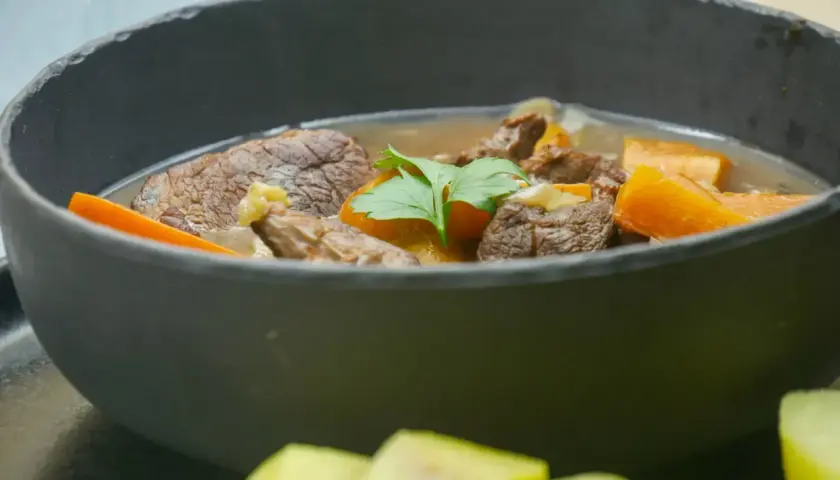 Un plat réconfortant de sauté de veau aux carottes, garni de persil. Quel vin avec sauté de veau aux carottes ? Un rouge léger ou un blanc corsé.