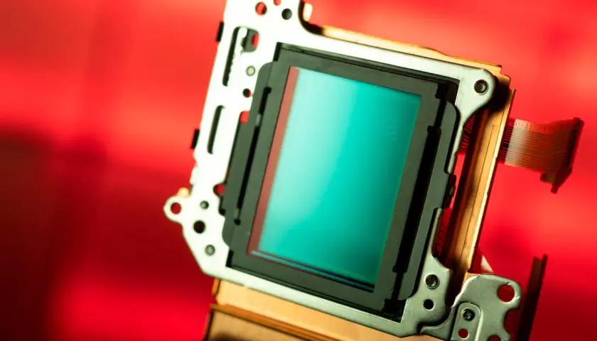 Sensor de cámara con superficie turquesa brillante. Los pequeños puntos que componen la imagen, que son los megapíxeles, capturan la luz para crear detalles.