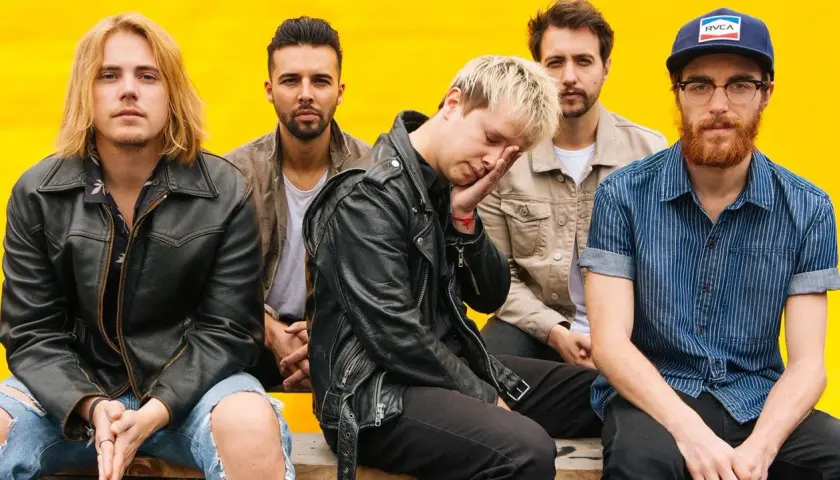 Zespół Nothing But Thieves na żółtym tle.