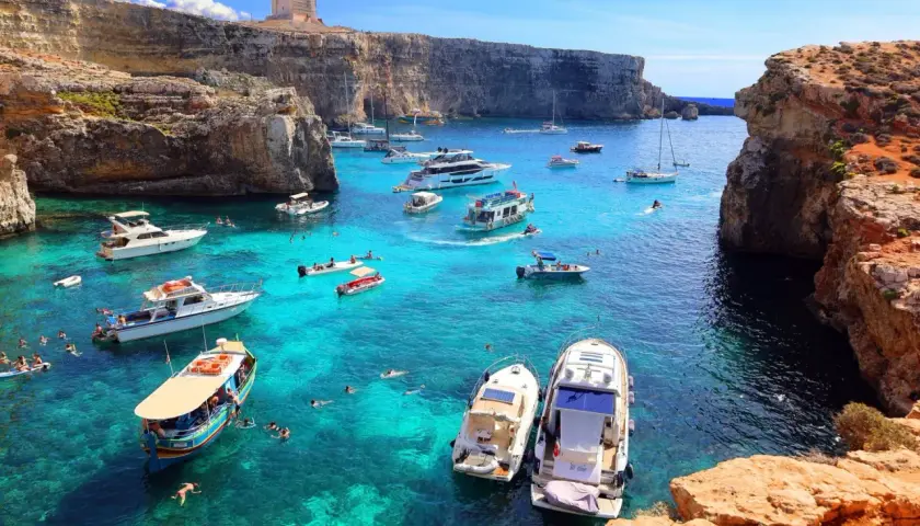 Malta: turkusowa woda, klify i łodzie. Idealne miejsce, by zobaczyć, jakie kraje warto zwiedzić.