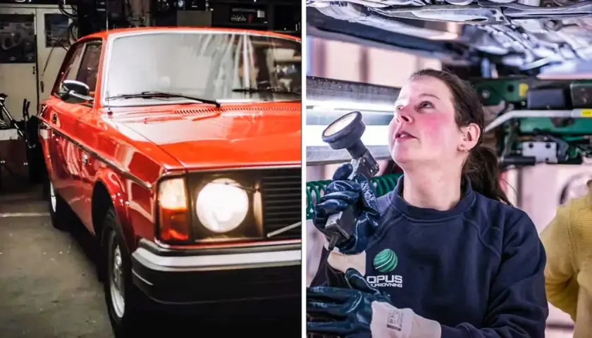 Röd veteranbil med ålder i verkstad. En kvinna inspekterar under bilen.