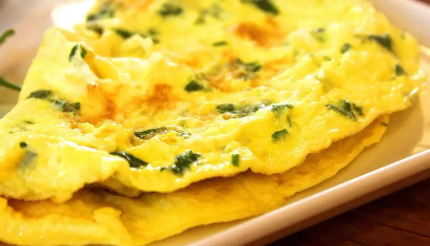 Złocisty omlet z ziołami, idealny na śniadanie. Proste i pyszne dieta niskowęglowodanowa przepisy.