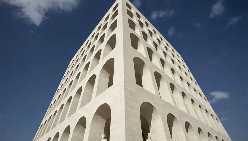 Palazzo della Civiltà Italiana, noto anche come "Colosseo Quadrato". Per sapere come arrivare all'EUR da Roma Termini, prendi la metro B.