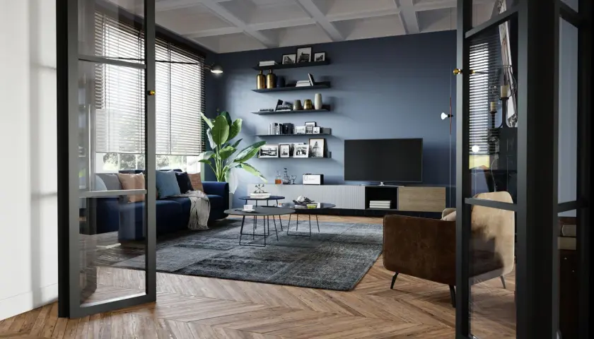 Un soggiorno moderno con divano blu, poltrona marrone e tavolini neri. Idee su come arredare un soggiorno con stile, tra scaffali a muro e un grande televisore.