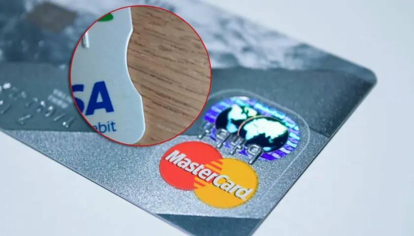Zbliżenie na kartę Visa i Mastercard. Czy za kartę kredytową się płaci? Tak, ale nie za samą kartę, tylko za zakupy nią.