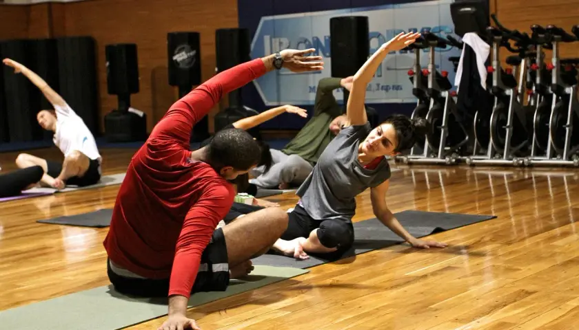 Ludzie ćwiczą jogę, wykonując pozycję Tadasana.