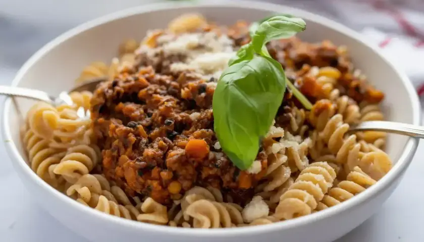Pyszny makaron fusilli z sosem bolognese z soczewicy. Idealne przepisy na szybki obiad.