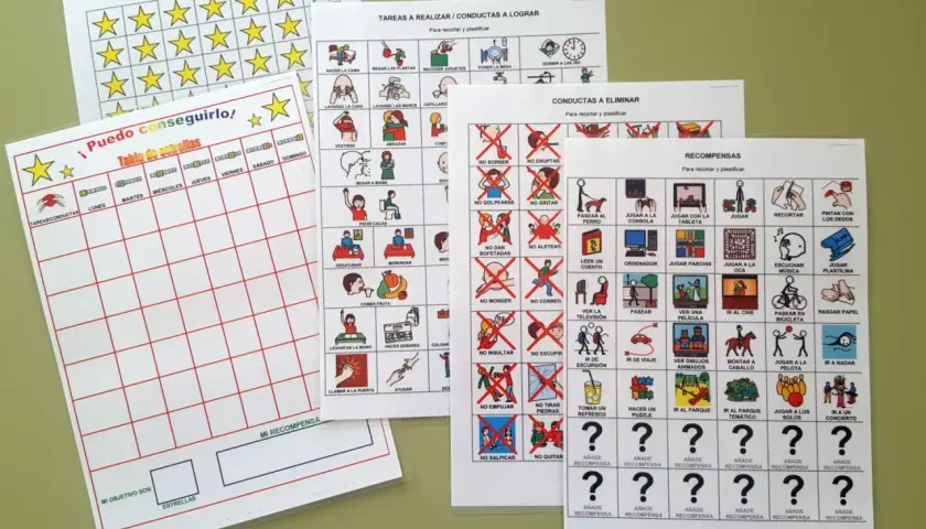 Tablas de estrellas para la economía de fichas, con tareas, conductas a eliminar y recompensas visuales para motivar.