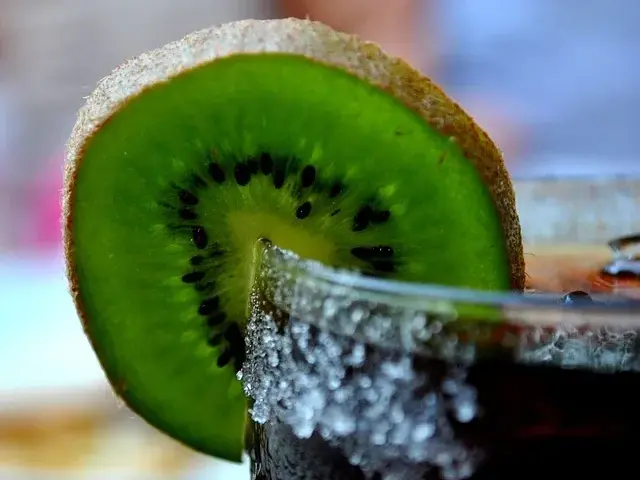 Męski drink: najlepsze przepisy na mocne koktajle na każdą okazję