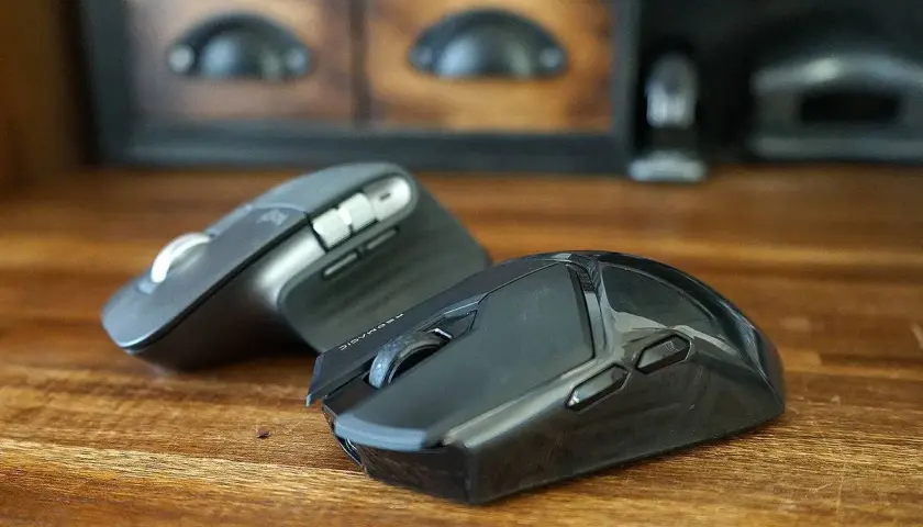Dos ratones, periféricos de entrada esenciales, descansan sobre una mesa de madera.