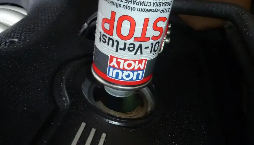 Dodawanie preparatu LIQUI MOLY STOP wyciekom oleju silnikowego do silnika.
