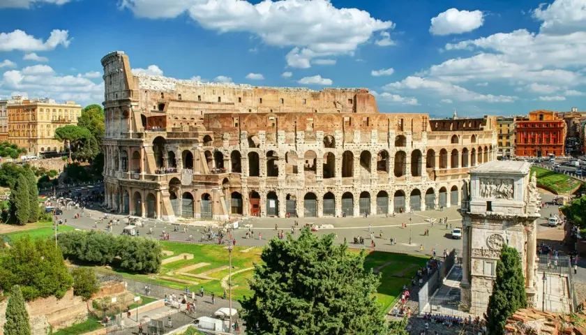 Le Colisée de Rome, un monument historique impressionnant, attire des visiteurs du monde entier. Un jour parfait pour visiter le Colisée à Rome.