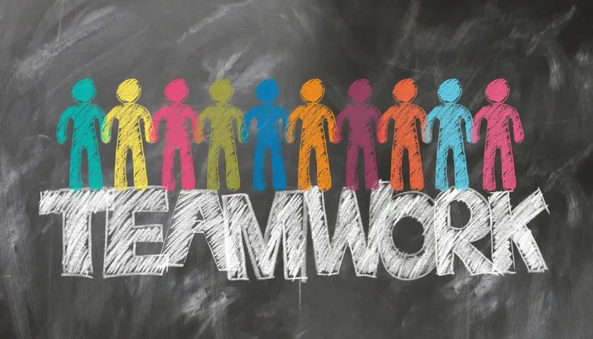 Bunte Figuren stehen für lustige Klassenspiele in der Grundschule und bilden das Wort TEAMWORK.