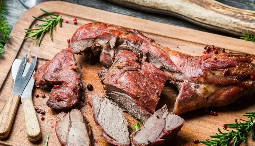 Gigot de 7 heures, tendre et juteux, prêt à être dégusté. Quel vin avec un gigot de 7 heures ? Un vin rouge corsé, comme un Bordeaux ou un Rhône.
