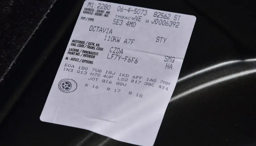 Naklejka z danymi Octavii. Numer VIN i kod silnika pomogą ustalić, jak sprawdzić rozrząd po numerze VIN.