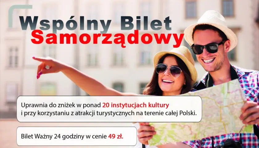 Szczęśliwi turyści z mapą, korzystający z oferty "Wspólny Bilet Samorządowy" na zwiedzanie Polski.