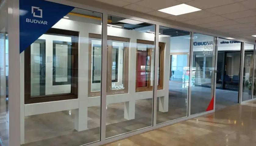 Witryna salonu okien i drzwi z ekspozycją produktów.