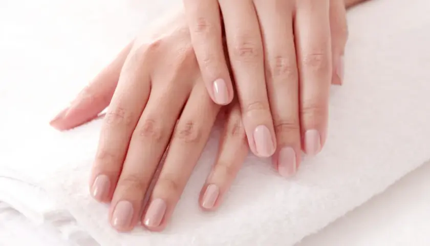 Jak bezpiecznie usunąć manicure japoński bez uszkodzenia paznokci