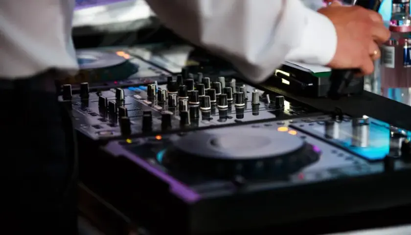 Ile bierze DJ za wesele? Poznaj ukryte koszty i ceny usług