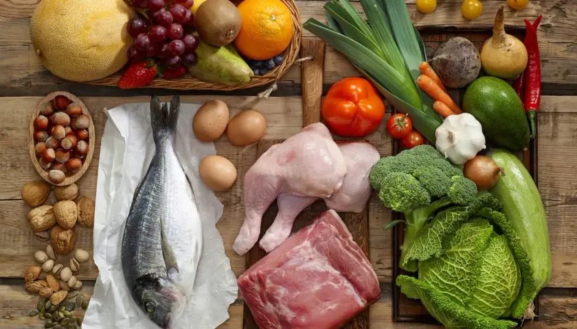 Pescado, pollo, carne de cerdo, huevos y frutos secos son algunos de los alimentos que contienen colágeno.