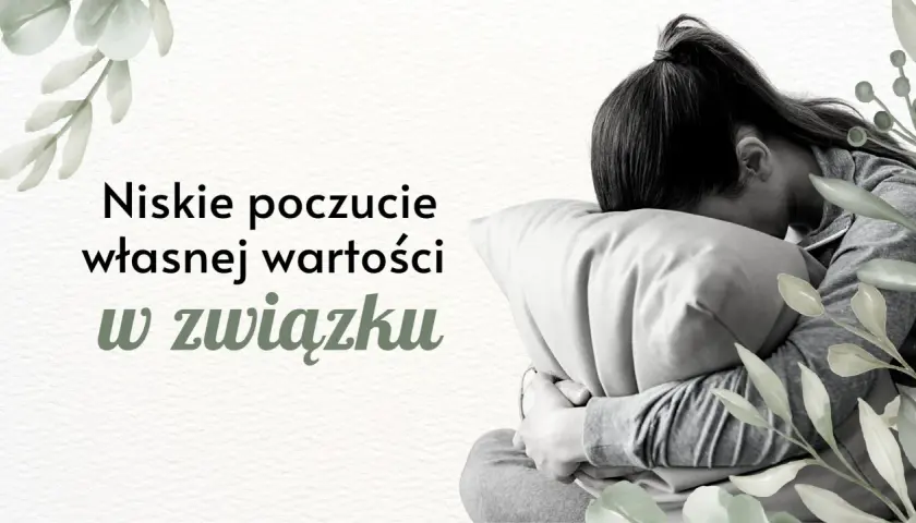 Smutna osoba przytula poduszkę, czując się niewystarczającą w związku.