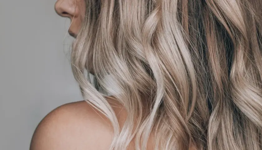Falujące, blond włosy z pasemkami, które przypominają błyskawice na niebie.
