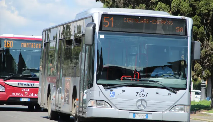 Autobus 51 Circolare Express e 160 Montagno a Roma, vicino alla stazione Manzoni.
