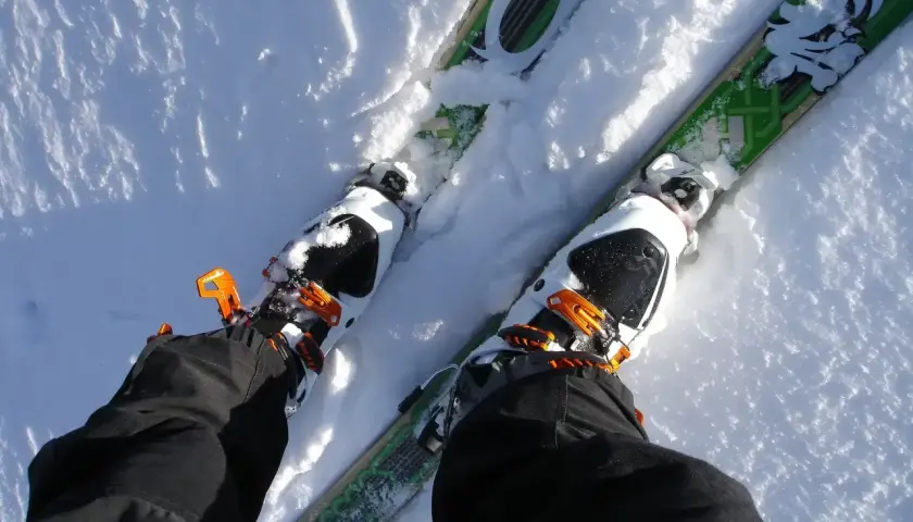 Buty skiturowe z wiązaniami zjazdowymi? Sprawdź, zanim zaryzykujesz!