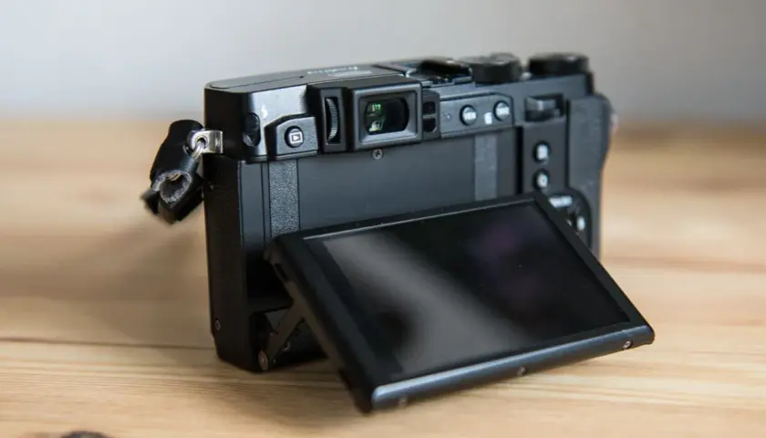 Tył aparatu Fujifilm X30 z uchylnym ekranem i wizjerem.