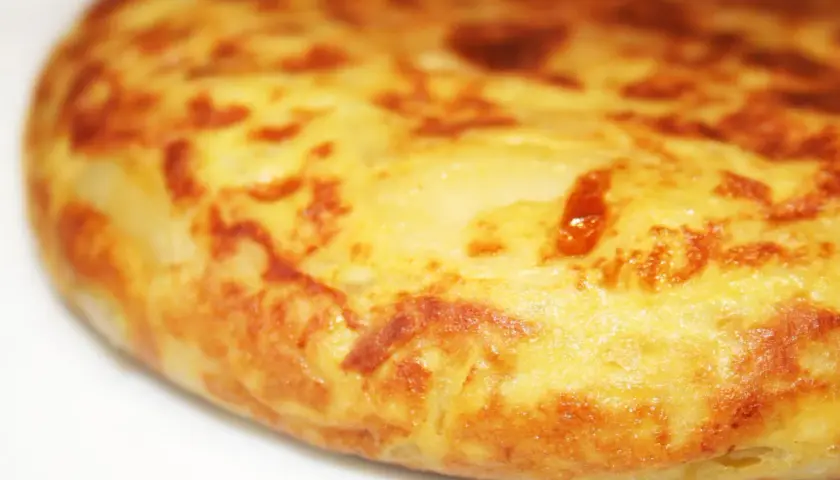 Une tortilla espagnole au four, dorée et appétissante, prête à être dégustée. Parfait pour une recette facile et savoureuse.