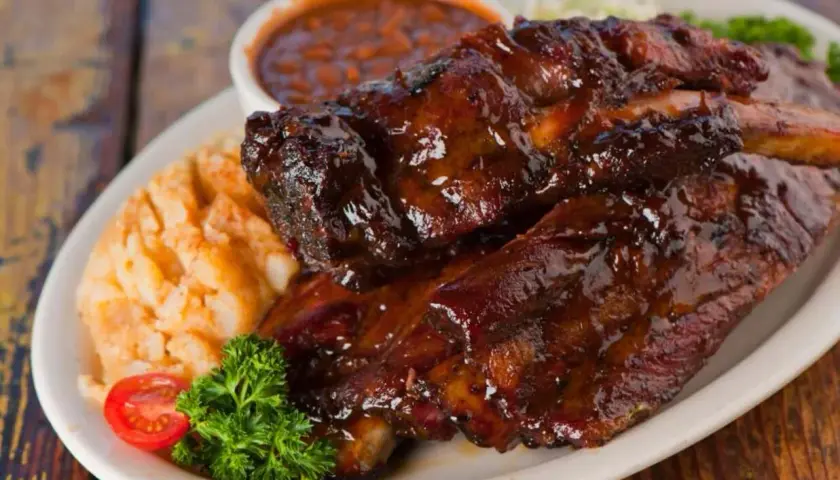 Soczyste żeberka w sosie barbecue, podane z puree ziemniaczanym i fasolką. Idealna zalewa do żeberek!