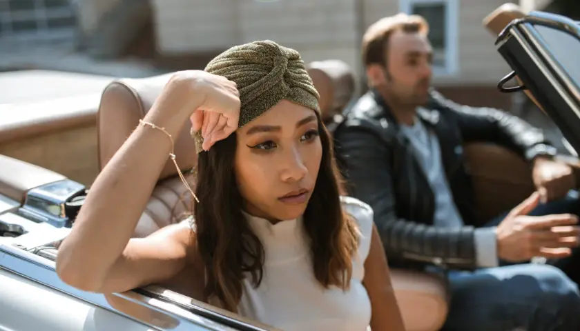 Lei, con turbante dorato, sembra pensare a un amore perduto, quasi a credere di non amare più, ma il suo sguardo tradisce un rimpianto.