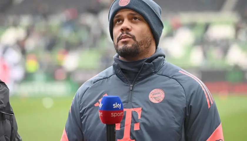 Trener Bayernu Monachium w czapce i kurtce z logo klubu, trzymający mikrofon Sky Sport. Czekamy na kolejne bayern monachium transfery.